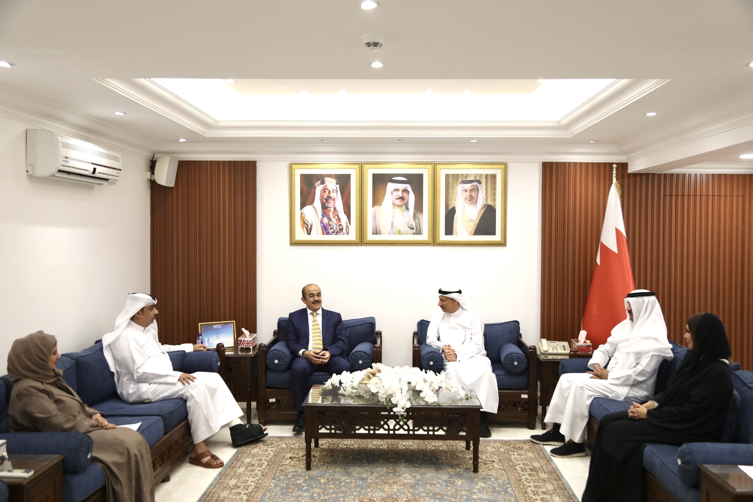 محافظ الشمالية يستقبل مدير الشئون الإدارية بـ ألبا لبحث سبل التعاون المشترك<